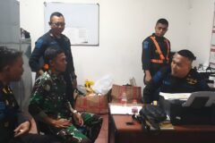 Babinsa Kelurahan Kiduldalem, Serda Suryadi, saat melaksanakan komunikasi dan koordinasi bersama petugas Polsuska di Stasiun Malang Kota Baru, Senin (12/10).