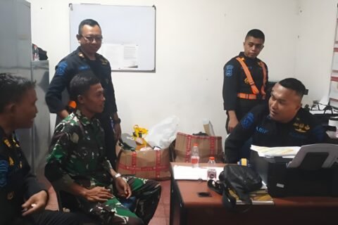 Babinsa Kelurahan Kiduldalem, Serda Suryadi, saat melaksanakan komunikasi dan koordinasi bersama petugas Polsuska di Stasiun Malang Kota Baru, Senin (12/10).