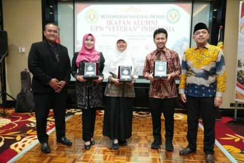 Sesi foto bersama para tokoh dan pengurus dalam rangkaian acara Musyawarah Nasional IKA UPN Veteran Indonesia.