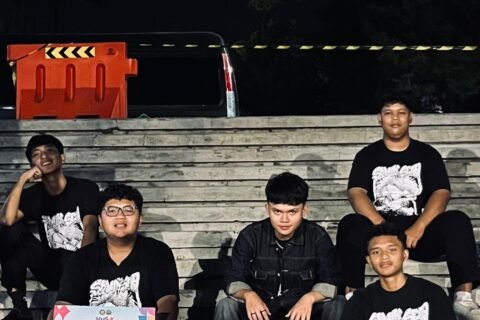 Potret kebersamaan enam personel SKUNK N SCAR SMAN 1 Turen bersama trofi dan penghargaan Juara 2 Lomba Band UIN Malang.
