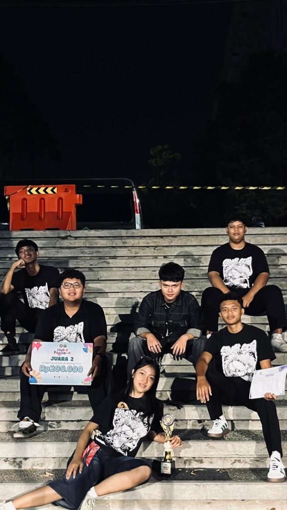 Potret kebersamaan enam personel SKUNK N SCAR SMAN 1 Turen bersama trofi dan penghargaan Juara 2 Lomba Band UIN Malang.