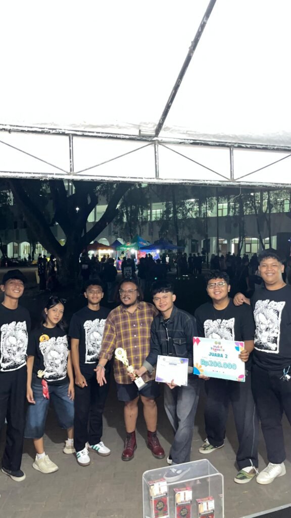 Band SKUNK N SCAR berpose bersama pembina usai sukses mengguncang panggung kompetisi musik di UIN Malang.