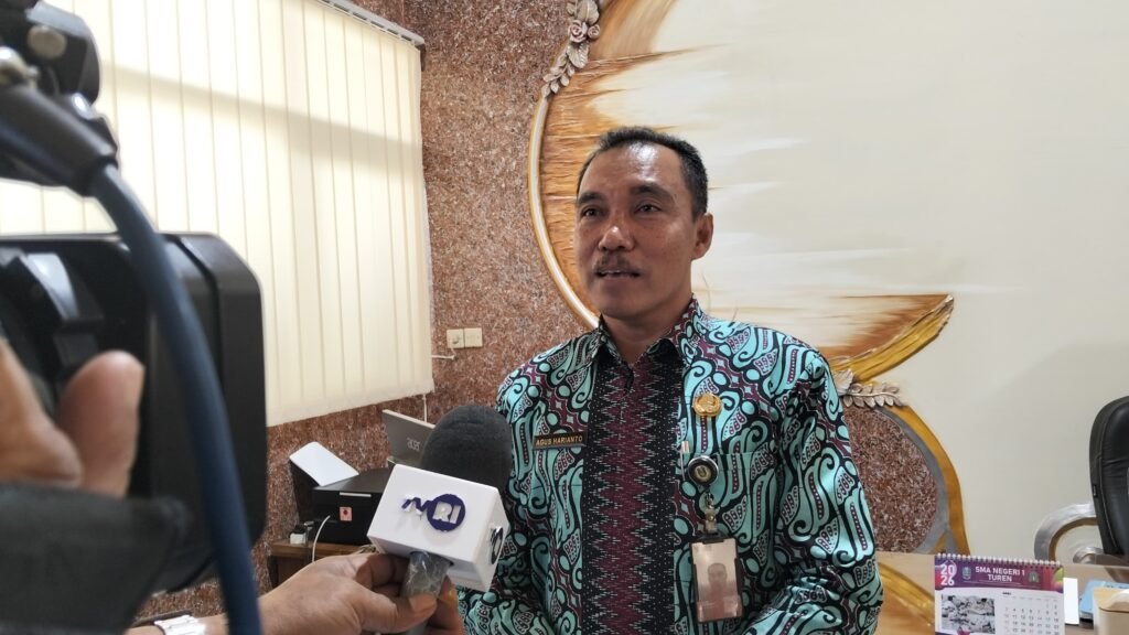 Kepala SMAN 1 Turen, Agus Harianto, saat memberikan keterangan dan apresiasi atas prestasi gemilang para siswanya.