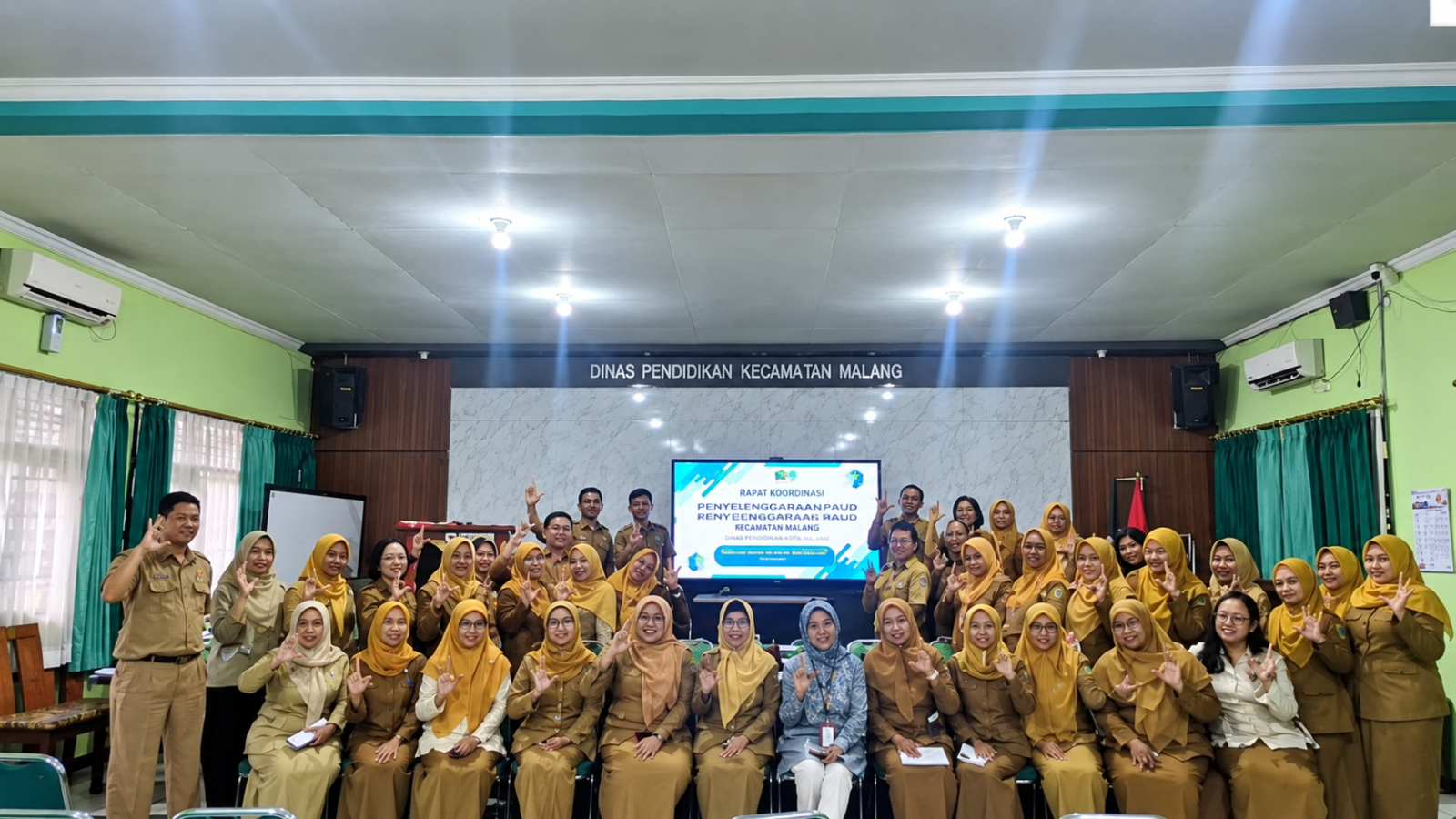 Sesi foto bersama Kepala sekolah, narasumber, serta seluruh guru dan tendik peserta workshop "HEXA SAFE ZONE".