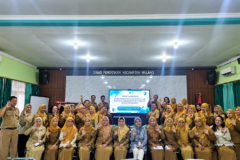 Sesi foto bersama Kepala sekolah, narasumber, serta seluruh guru dan tendik peserta workshop "HEXA SAFE ZONE".