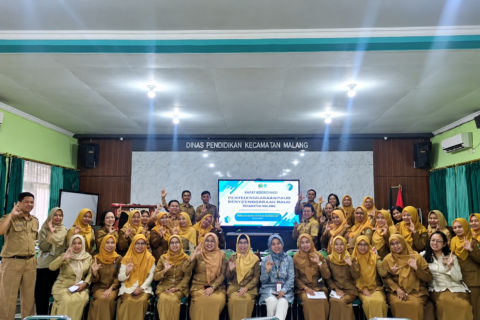 Sesi foto bersama Kepala sekolah, narasumber, serta seluruh guru dan tendik peserta workshop "HEXA SAFE ZONE".
