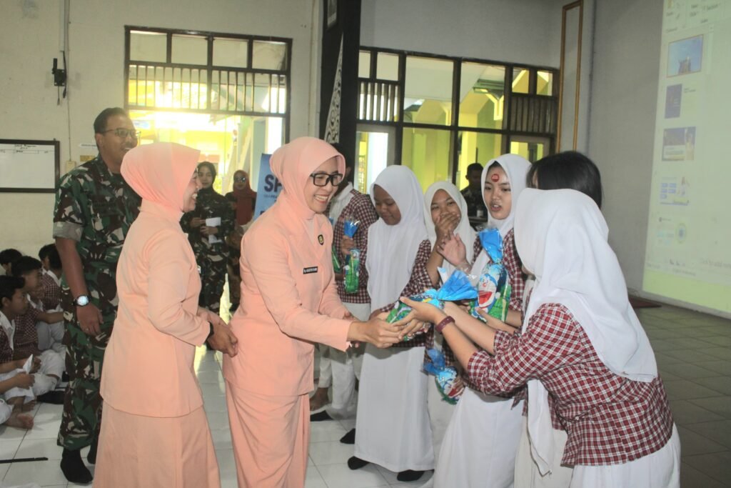 Penyerahan cenderamata secara simbolis oleh pengurus Yasarini Cabang Lanud Abdulrachman Saleh kepada perwakilan siswa.