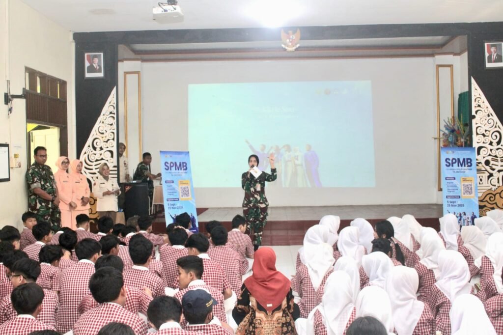 Suasana pemaparan materi sosialisasi SPMB SMA Pradita Dirgantara di hadapan ratusan siswa kelas IX SMP Negeri 5 Malang.