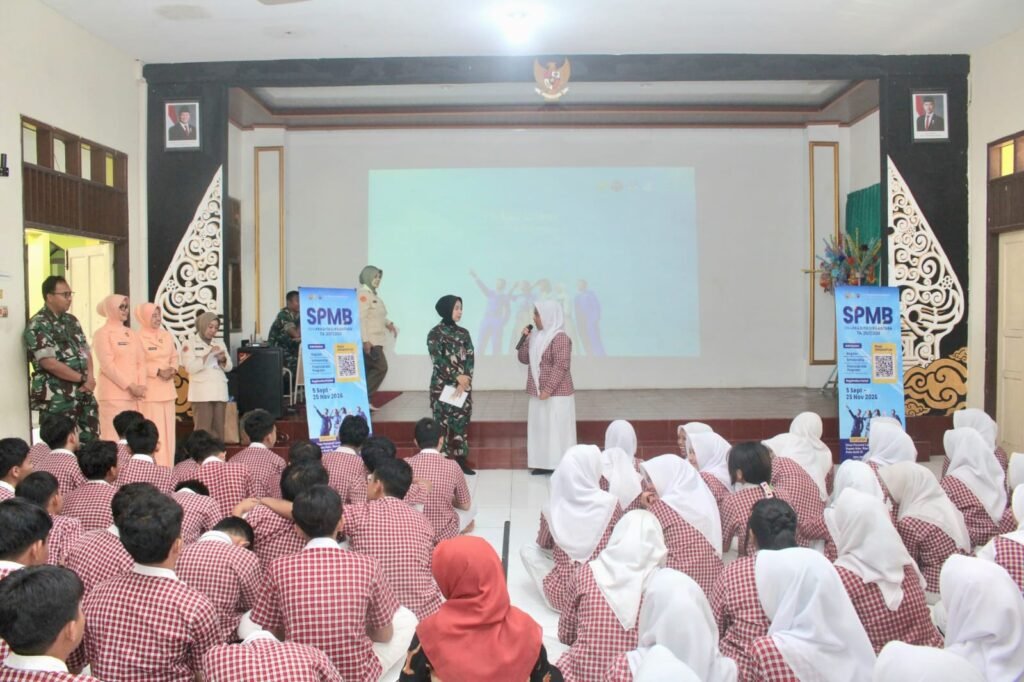 Perwakilan siswa SMP Negeri 5 Malang aktif berdialog dan bertanya dalam sesi interaktif kegiatan sosialisasi.