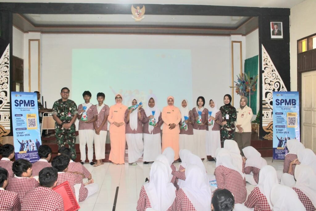 Tim sosialisasi bersama pengurus Yasarini Lanud Abd Saleh berfoto bersama siswa berprestasi penerima cenderamata.