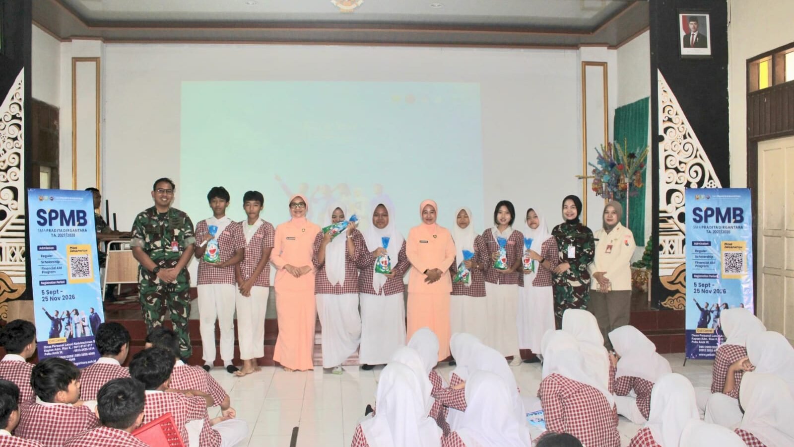Tim sosialisasi bersama pengurus Yasarini Lanud Abd Saleh berfoto bersama siswa berprestasi penerima cenderamata.
