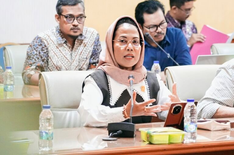 Dr. Sri Untari Bisowarno, M.A.P., saat menyampaikan gagasan penguatan ekonomi pemuda melalui Koperasi Multi Pihak.