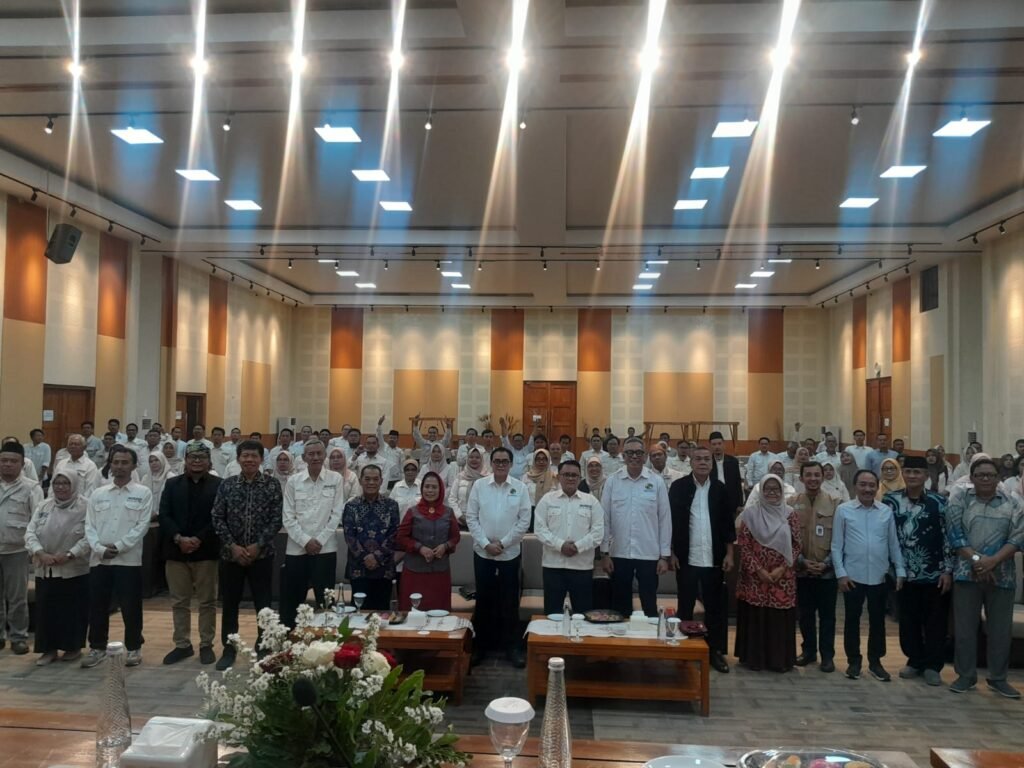 Foto bersama peserta dan jajaran tokoh gerakan koperasi.