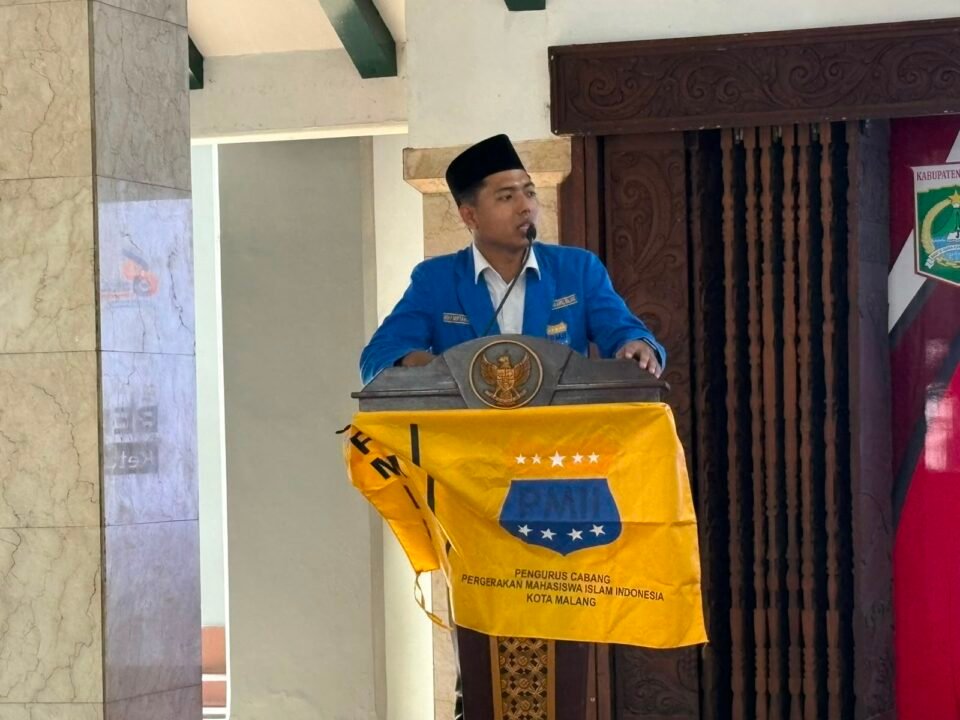 Aktivis mahasiswa saat menyampaikan aspirasi dan tuntutan keras terkait evaluasi pengelolaan serta kepastian realisasi kompensasi dampak TPA Supit Urang