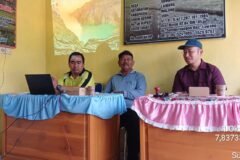 Risdiyan Tri Wahyudi bersama pengurus Kelompok Tani Sumber Makmur 2 saat memfasilitasi forum berbagi pengalaman dan penguatan kemandirian pertanian di Desa Sumberngepoh, Lawang, Kabupaten Malang.