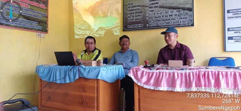 Risdiyan Tri Wahyudi bersama pengurus Kelompok Tani Sumber Makmur 2 saat memfasilitasi forum berbagi pengalaman dan penguatan kemandirian pertanian di Desa Sumberngepoh, Lawang, Kabupaten Malang.