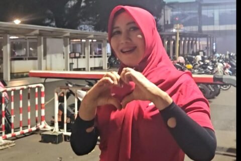 Senator DPD RI asal Jawa Timur, Dr. Lia Istifhama (Ning Lia), tampak antusias memberikan dukungan langsung dengan berpose simbol cinta di kawasan Gelora Bung Karno (GBK) Jakarta saat mendampingi perjuangan Timnas Indonesia.