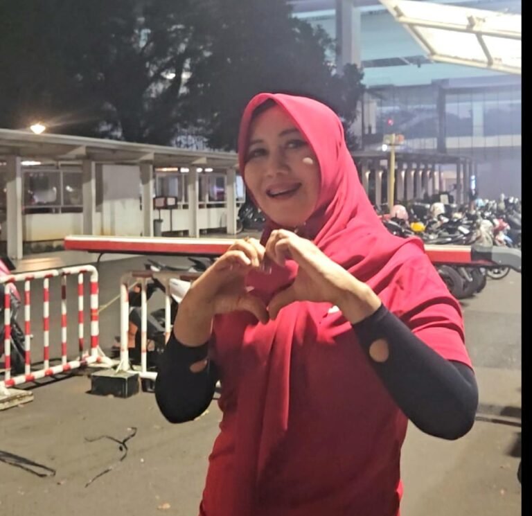 Senator DPD RI asal Jawa Timur, Dr. Lia Istifhama (Ning Lia), tampak antusias memberikan dukungan langsung dengan berpose simbol cinta di kawasan Gelora Bung Karno (GBK) Jakarta saat mendampingi perjuangan Timnas Indonesia.