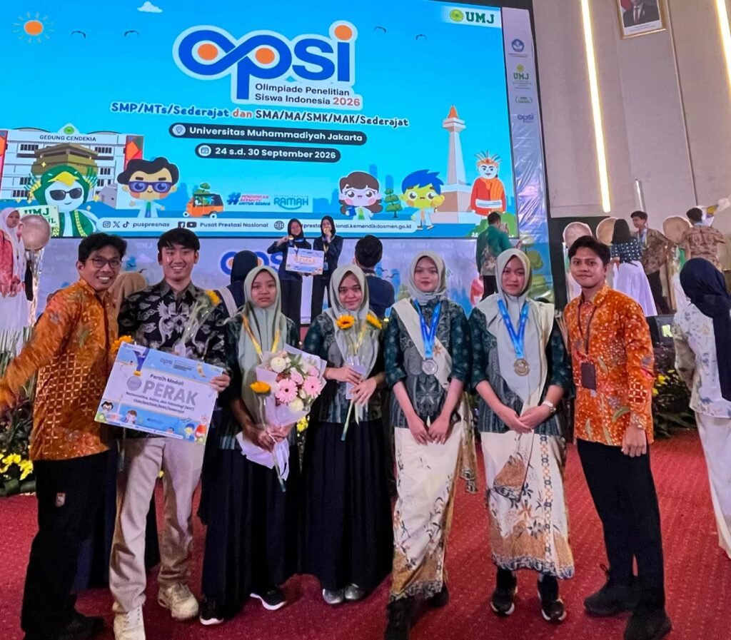 Tim riset dan pembina MAN 2 Kota Malang berfoto bersama usai resmi menerima Medali Perak dan penghargaan finalis pada ajang OPSI 2026 di Universitas Muhammadiyah Jakarta.