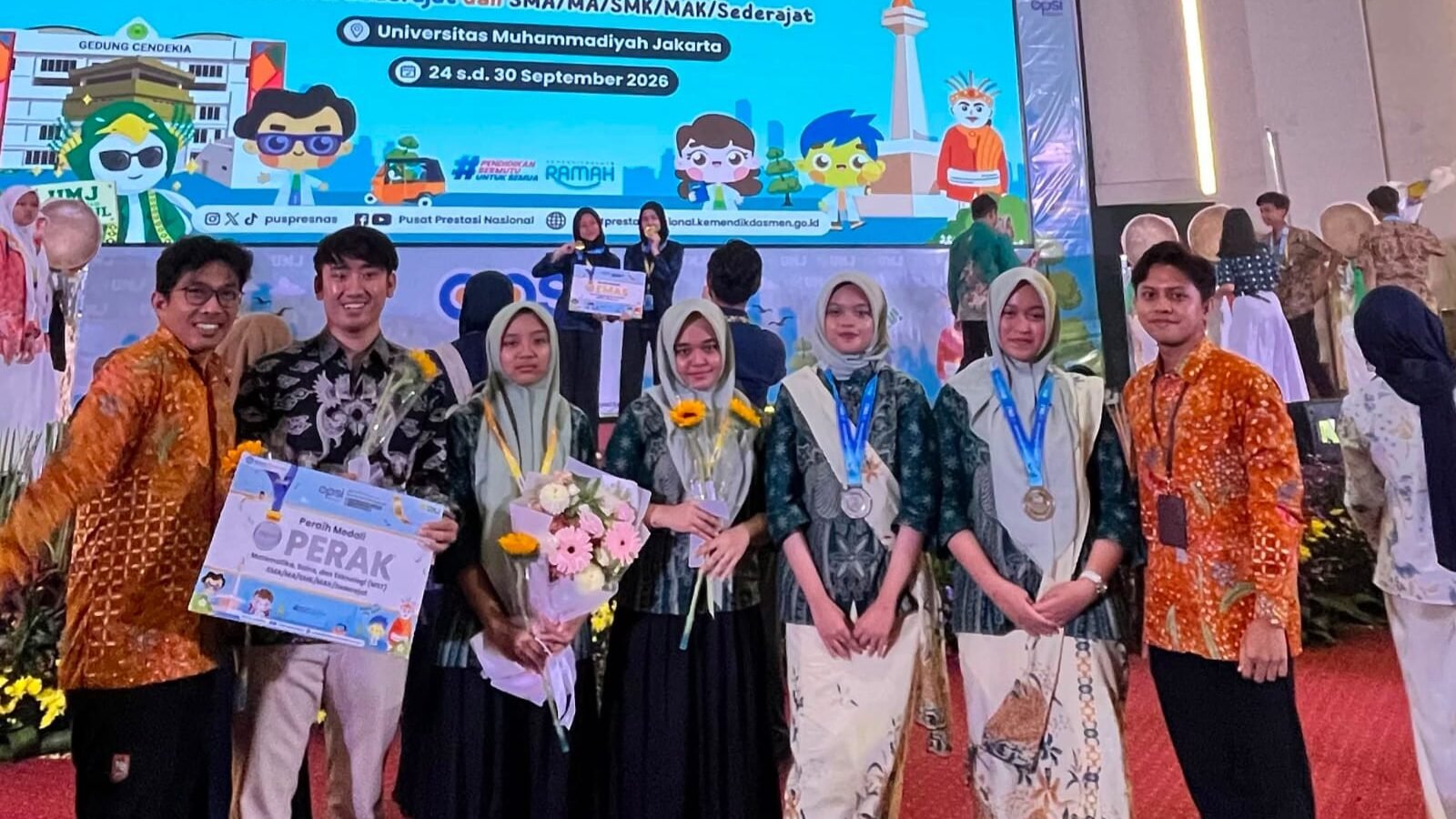 Tim riset dan pembina MAN 2 Kota Malang berfoto bersama usai resmi menerima Medali Perak dan penghargaan finalis pada ajang OPSI 2026 di Universitas Muhammadiyah Jakarta.