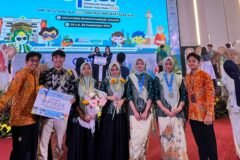Tim riset dan pembina MAN 2 Kota Malang berfoto bersama usai resmi menerima Medali Perak dan penghargaan finalis pada ajang OPSI 2026 di Universitas Muhammadiyah Jakarta.