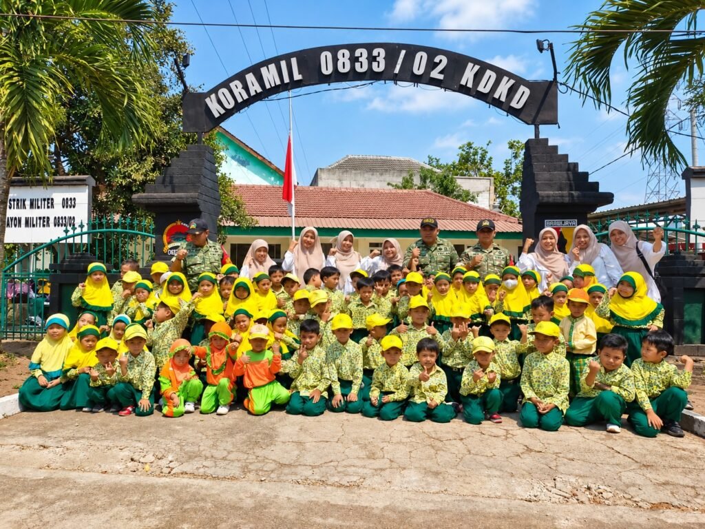 Potret kebersamaan siswa-siswi TK Aisyiyah ABA 20 bersama guru dan jajaran prajurit Koramil Kedungkandang di depan gerbang markas.