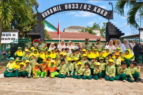 Potret kebersamaan siswa-siswi TK Aisyiyah ABA 20 bersama guru dan jajaran prajurit Koramil Kedungkandang di depan gerbang markas.