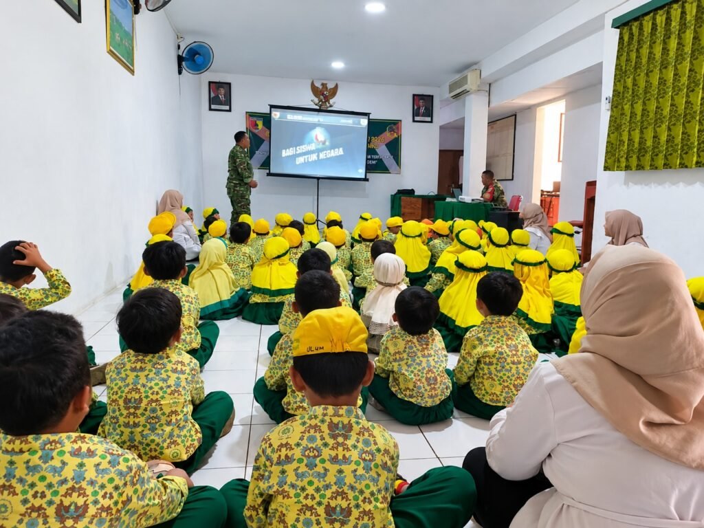 Suasana saat anak-anak antusias menyimak pemaparan materi edukatif dari anggota TNI di dalam ruangan.