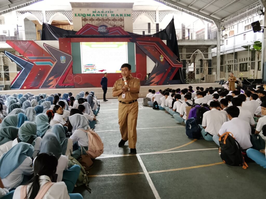 Kabid Iwasbang Sukris dialog dengan peserta sosialisasi