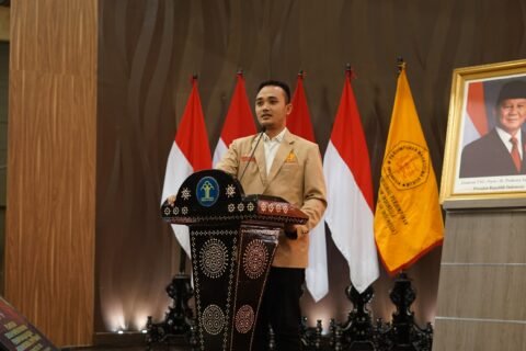Ketua Umum DPN PERMAHI, Azhar Sidiq, saat memberikan pandangan hukum dan pernyataan sikap resmi, didampingi latar bendera organisasi dan foto resmi Presiden Republik Indonesia.