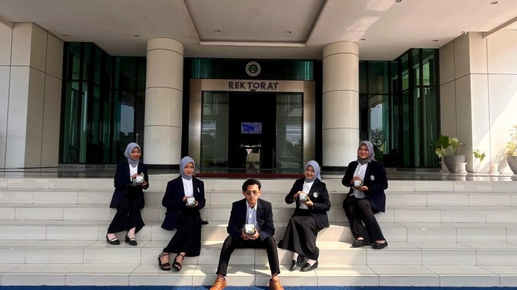 Potret kompak Tim PKM-K FEB Universitas Negeri Malang (UM) pencipta inovasi WHISH di depan gedung rektorat.