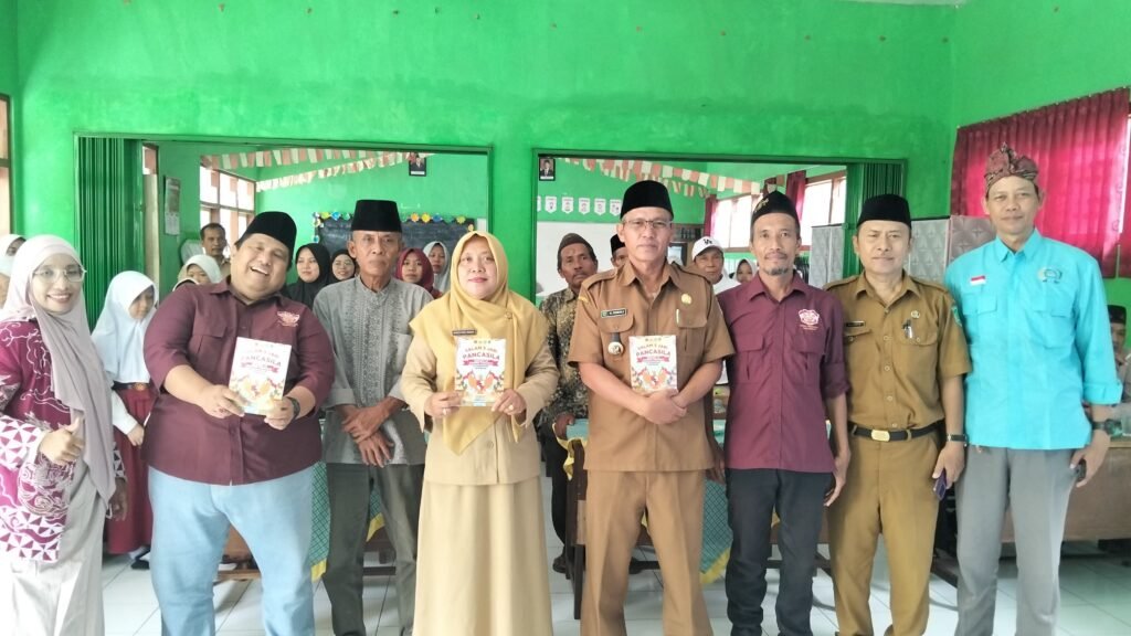 Penyerahan buku "24 Kampung Pancasila" oleh Ketua FPK Kabupaten Pasuruan kepada Kepala Desa dan pihak sekolah di SDN Karangasem 1 Lumbang.