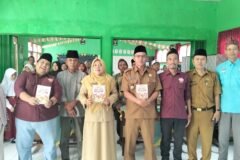 Penyerahan buku "24 Kampung Pancasila" oleh Ketua FPK Kabupaten Pasuruan kepada Kepala Desa dan pihak sekolah di SDN Karangasem 1 Lumbang.