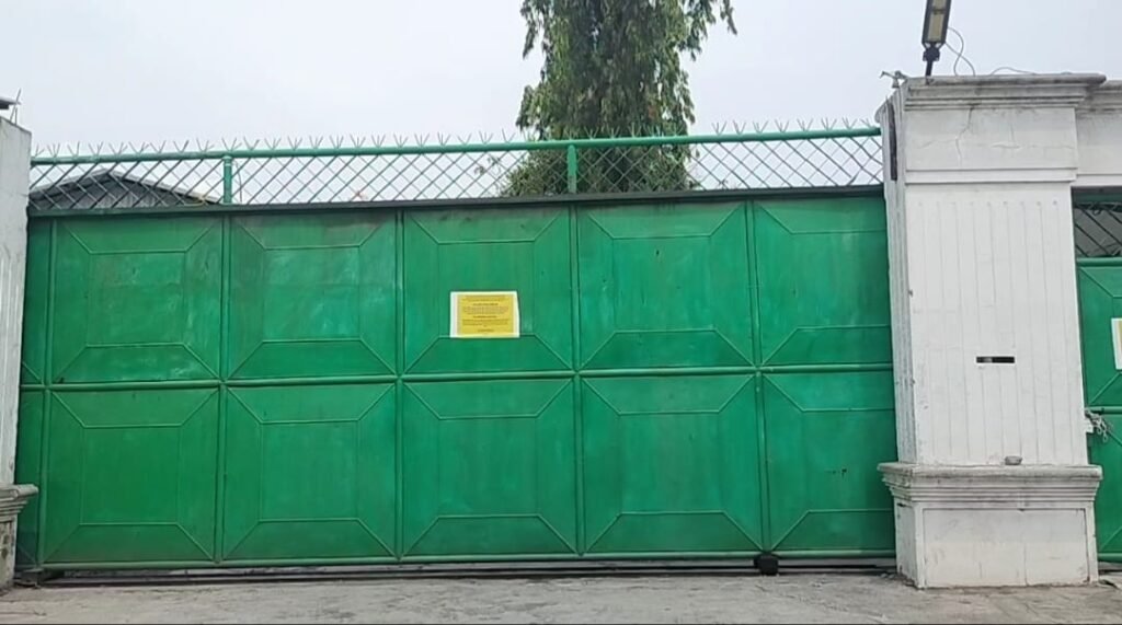 Pintu gerbang gudang PT Segoro Kidul yang menjadi lokasi pembobolan.