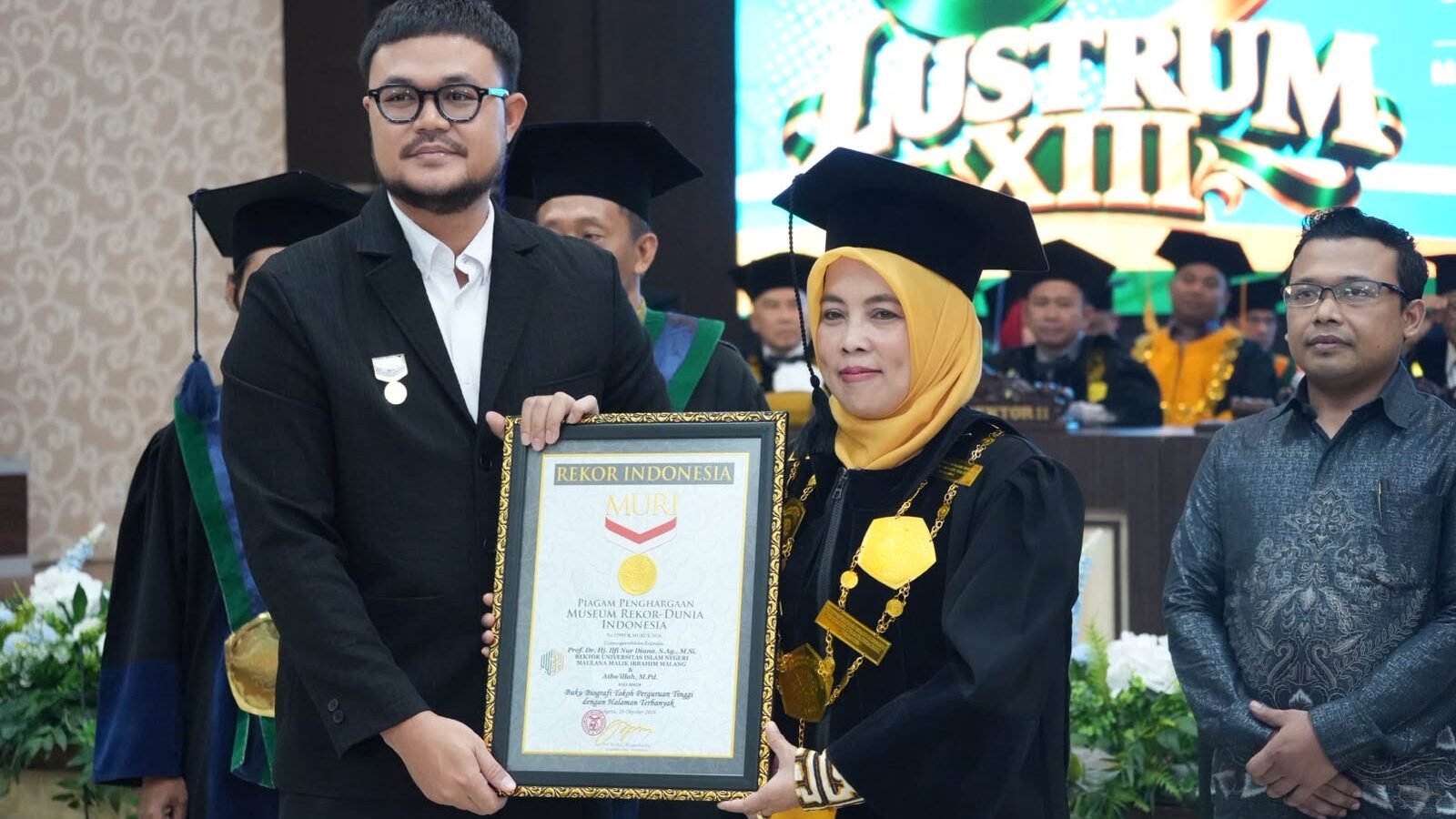 Penyerahan rekor MURI pada Rektor UIN Malang