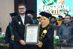 Penyerahan rekor MURI pada Rektor UIN Malang
