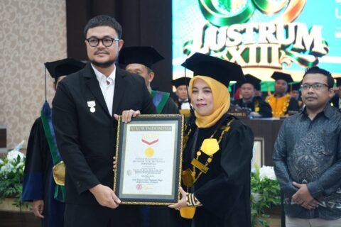 Penyerahan rekor MURI pada Rektor UIN Malang