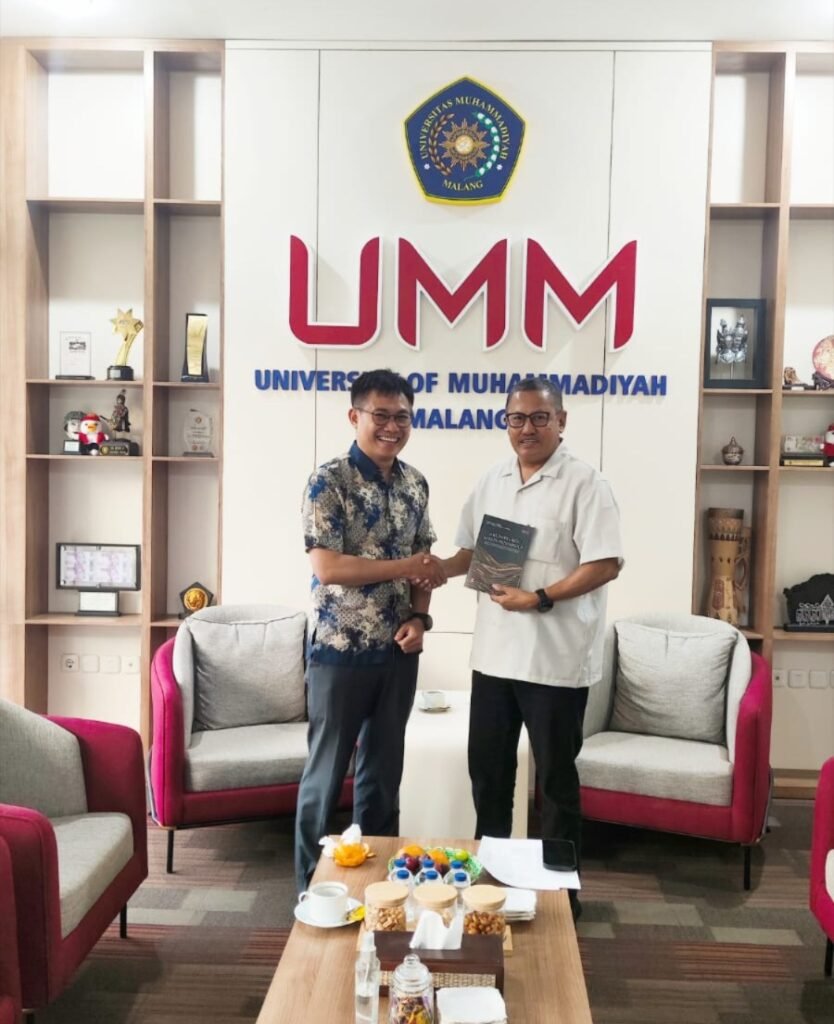 Rektor UMM bersama perwakilan tim peneliti saat menunjukkan buku riset terbaru.