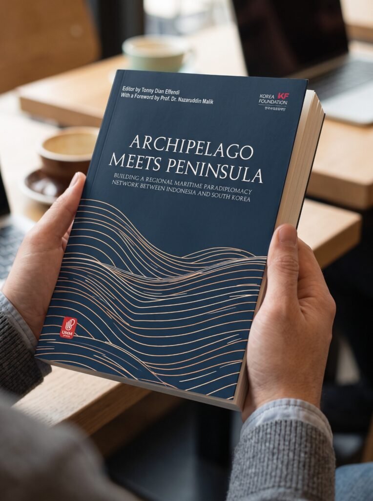 Buku hasil riset kolaborasi maritim Indonesia–Korea Selatan karya tim dosen HI UMM.