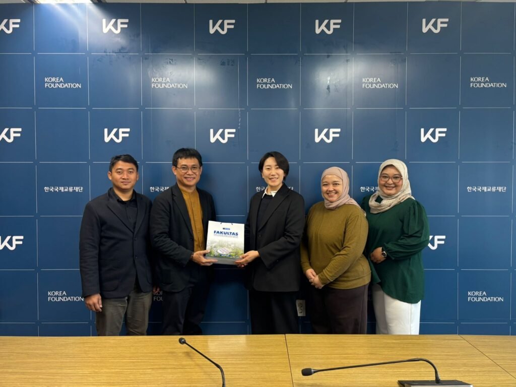 Penyerahan cenderamata dalam rangkaian riset kerja sama maritim.