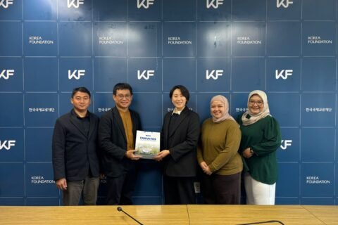 Penyerahan cenderamata dalam rangkaian riset kerja sama maritim.