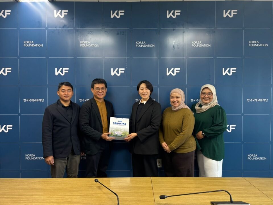 Penyerahan cenderamata dalam rangkaian riset kerja sama maritim.