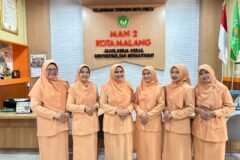 Tim Paduan Suara DWP MAN 2 Kota Malang berpose bersama usai meraih Juara 1 Lomba Paduan Suara Hymne DWP dengan nilai tertinggi.