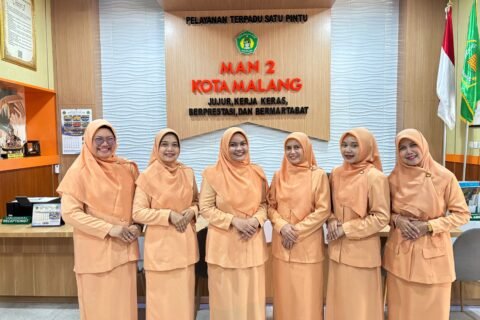 Tim Paduan Suara DWP MAN 2 Kota Malang berpose bersama usai meraih Juara 1 Lomba Paduan Suara Hymne DWP dengan nilai tertinggi.