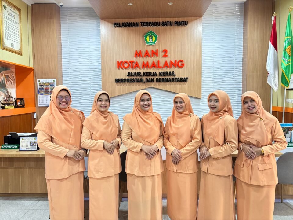 Tim Paduan Suara DWP MAN 2 Kota Malang berpose bersama usai meraih Juara 1 Lomba Paduan Suara Hymne DWP dengan nilai tertinggi.