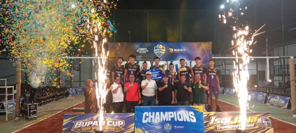 Suasana meriah penyerahan trofi dan selebrasi juara oleh Bupati Pasuruan Rusdi Soetedjo bersama Tim Putra Majapahit Bulusari dan jajaran Forkopimda di Rizky Sport Center Gempol.