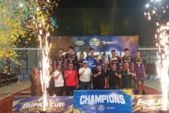 Suasana meriah penyerahan trofi dan selebrasi juara oleh Bupati Pasuruan Rusdi Soetedjo bersama Tim Putra Majapahit Bulusari dan jajaran Forkopimda di Rizky Sport Center Gempol.