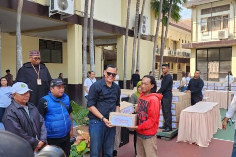 Ketua Erick menyerahkan bantuan