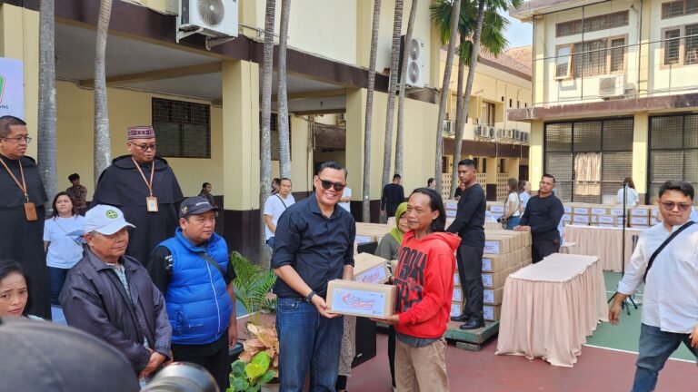 Ketua Erick menyerahkan bantuan