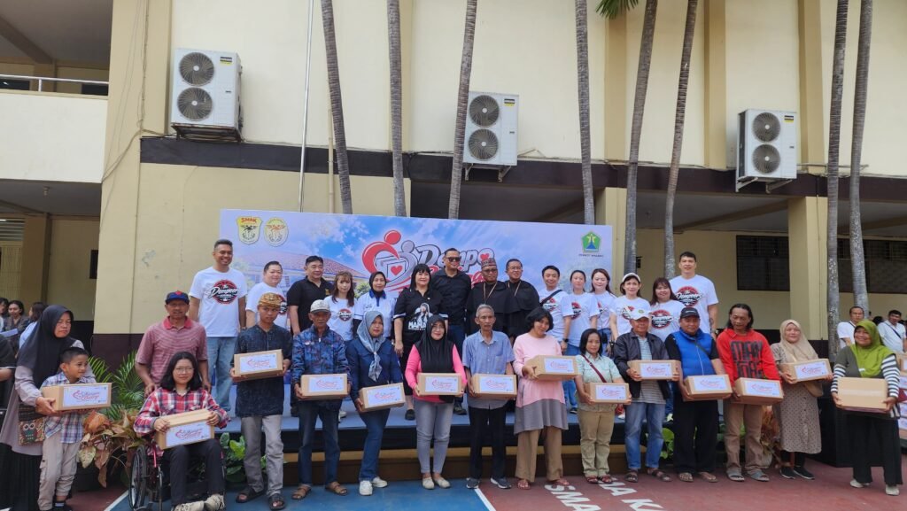 Foto bersama pemberi dan penerima